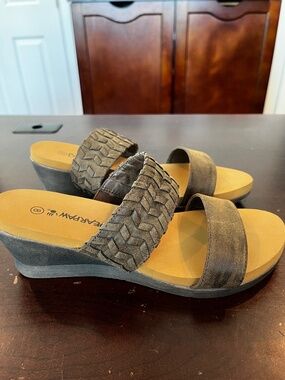 BearPaw Womens Size 8 Brown Wedge